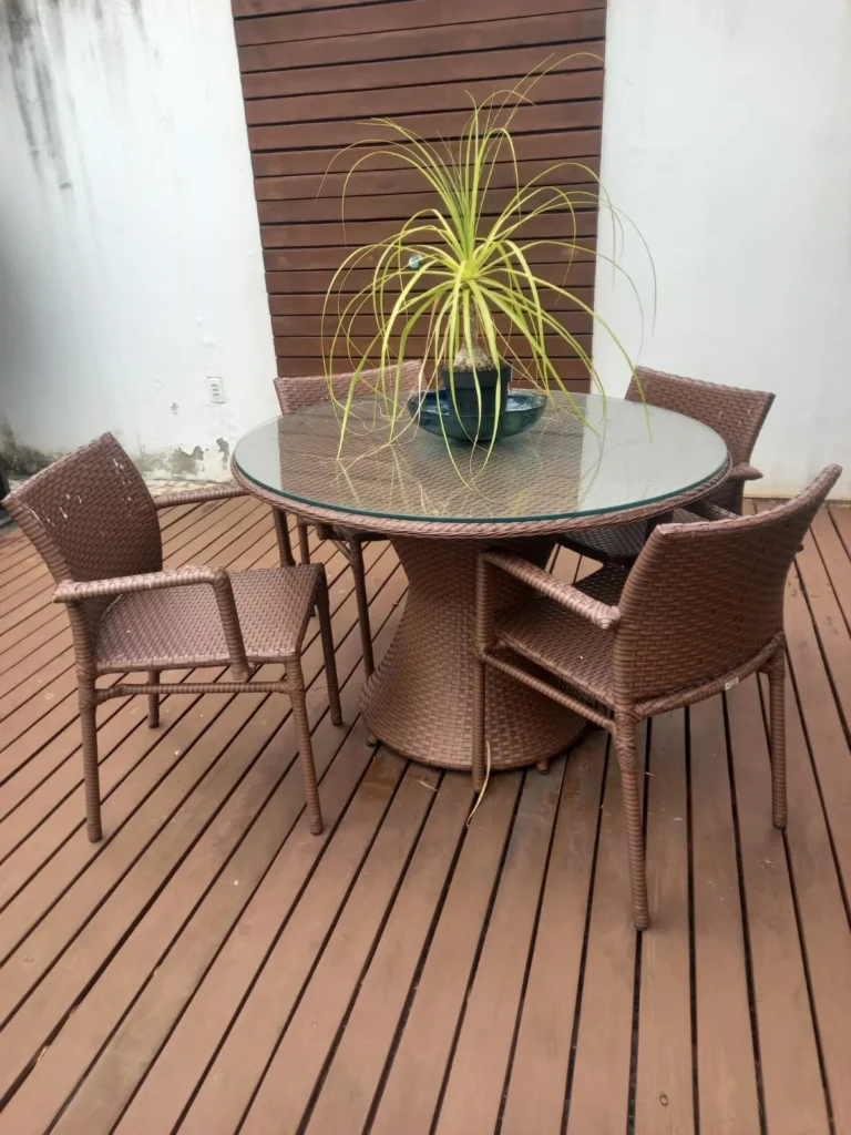 Mesa e cadeiras para varanda e área gourmet da Mavv Design
